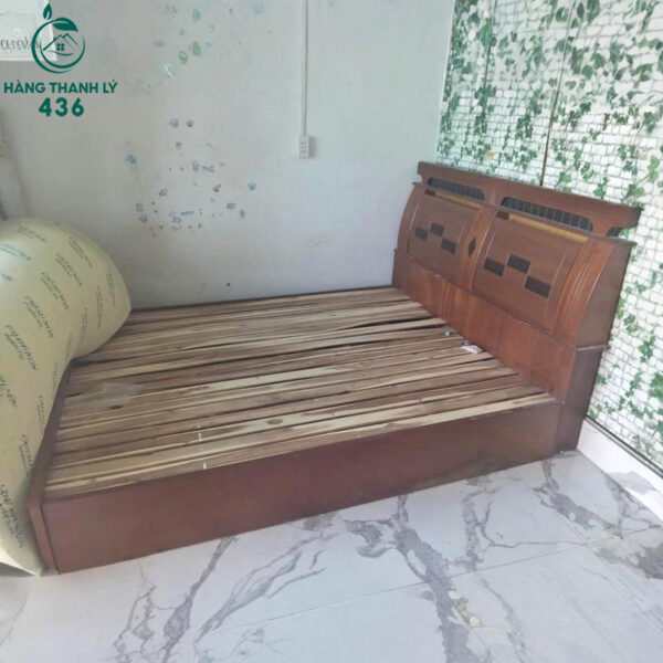 giuong ngu cu go cong nghiep hoa tiet o vuong mau nau dep