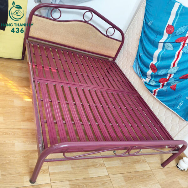 giuong-sat-cu-1m6x2m-dep-co-tua-dau-kieu-dang-sang-nhe-nhang (1) Giường Sắt Cũ 1M6X2M Đẹp Có Tựa Đầu Kiểu Dáng Sang Nhẹ Nhàng