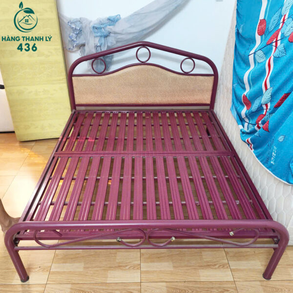 giuong-sat-cu-1m6x2m-dep-co-tua-dau-kieu-dang-sang-nhe-nhang (2) Giường Sắt Cũ 1M6X2M Đẹp Có Tựa Đầu Kiểu Dáng Sang Nhẹ Nhàng