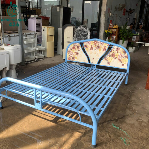 giuong sat cu 1m6x2m mau xanh co dau giuong in hoa nhe nhang 5