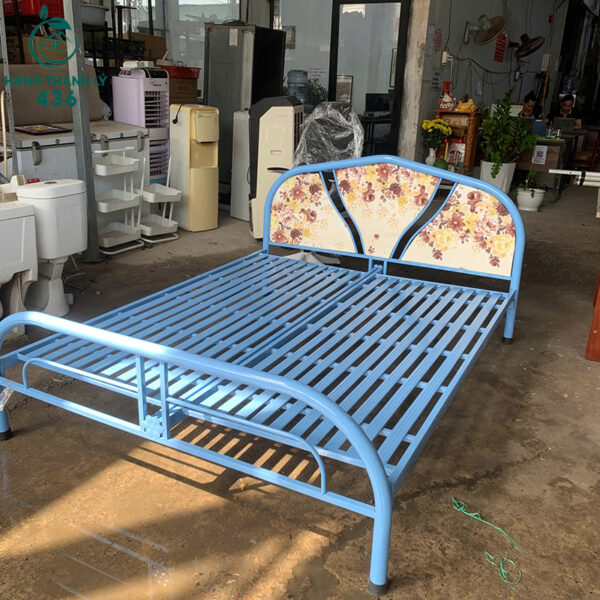giuong sat cu 1m6x2m mau xanh co dau giuong in hoa nhe nhang 5