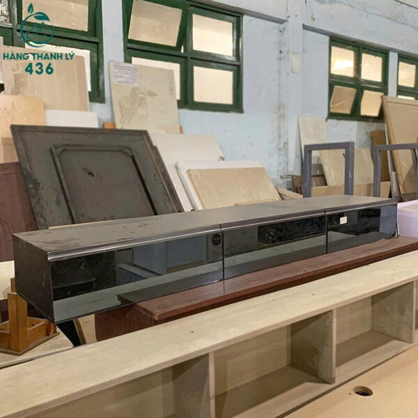 ke tivi cu mau den dai co nhieu ngan keo 1