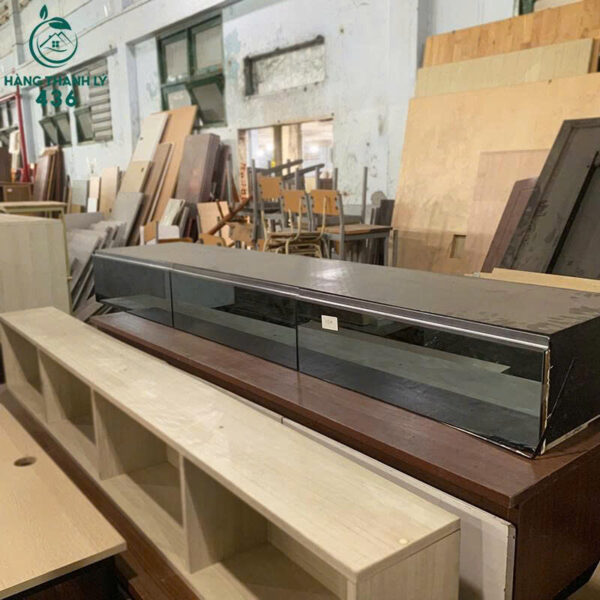 ke tivi cu mau den dai co nhieu ngan keo 2