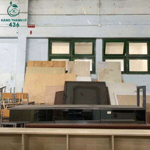 ke tivi cu mau den dai co nhieu ngan keo 3