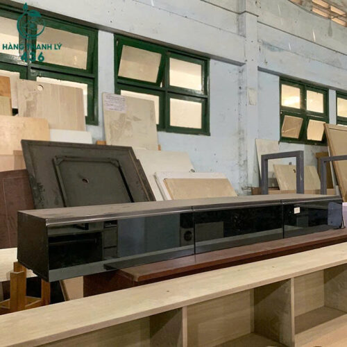 ke tivi cu mau den dai co nhieu ngan keo 4