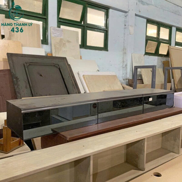 ke tivi cu mau den dai co nhieu ngan keo 5