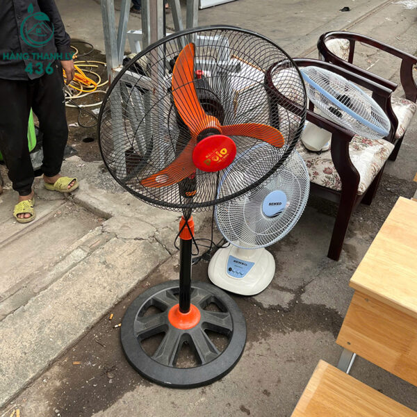 quat cu mau den canh cam thiet ke tre trung