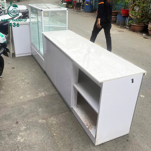 quay bar cu soc xanh la kem tu kinh trung bay 1