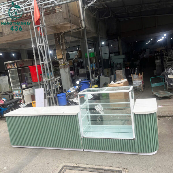 quay bar cu soc xanh la kem tu kinh trung bay 3