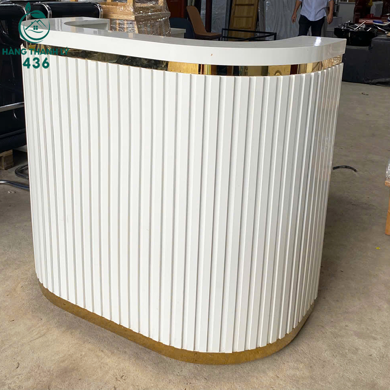 Quầy Lễ Tân Cũ 1M1X1M2 Mặt Trắng Bóng Có Viền Vàng Sang Trọng quay-le-tan-cu-1m1x1m2-mat-trang-bong-co-vien-vang-sang-trong-1 Quầy Lễ Tân Cũ 1M1X1M2 Mặt Trắng Bóng Có Viền Vàng Sang Trọng