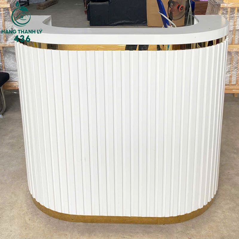 Quầy Lễ Tân Cũ 1M1X1M2 Mặt Trắng Bóng Có Viền Vàng Sang Trọng quay-le-tan-cu-1m1x1m2-mat-trang-bong-co-vien-vang-sang-trong-2 Quầy Lễ Tân Cũ 1M1X1M2 Mặt Trắng Bóng Có Viền Vàng Sang Trọng