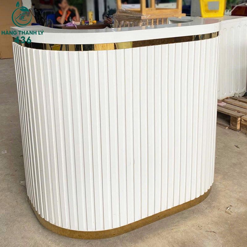 Quầy Lễ Tân Cũ 1M1X1M2 Mặt Trắng Bóng Có Viền Vàng Sang Trọng quay-le-tan-cu-1m1x1m2-mat-trang-bong-co-vien-vang-sang-trong-3 Quầy Lễ Tân Cũ 1M1X1M2 Mặt Trắng Bóng Có Viền Vàng Sang Trọng