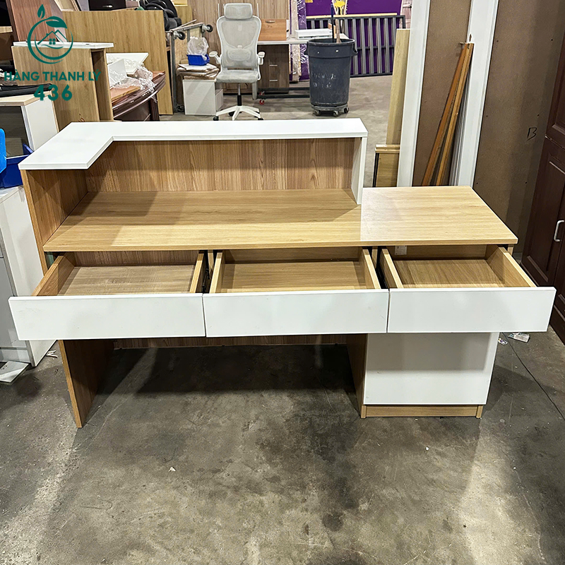 Quầy Lễ Tân Cũ 1M5X1M05 Màu Trắng Phối Vân Gỗ quay-le-tan-cu-1m5x1m05-mau-trang-phoi-van-go-2 Quầy Lễ Tân Cũ 1M5X1M05 Màu Trắng Phối Vân Gỗ