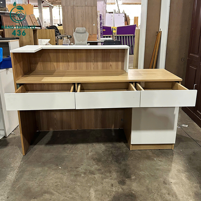 Quầy Lễ Tân Cũ 1M5X1M05 Màu Trắng Phối Vân Gỗ quay-le-tan-cu-1m5x1m05-mau-trang-phoi-van-go-3 Quầy Lễ Tân Cũ 1M5X1M05 Màu Trắng Phối Vân Gỗ