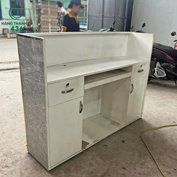 quay-le-tan-cu-1m5x1m1-mau-xam-phoi-vang-mat-kinh-sang-trong (3) Quầy Lễ Tân Cũ 1M5X1M1 Màu Xám Phối Vàng Mặt Kính Sang Trọng