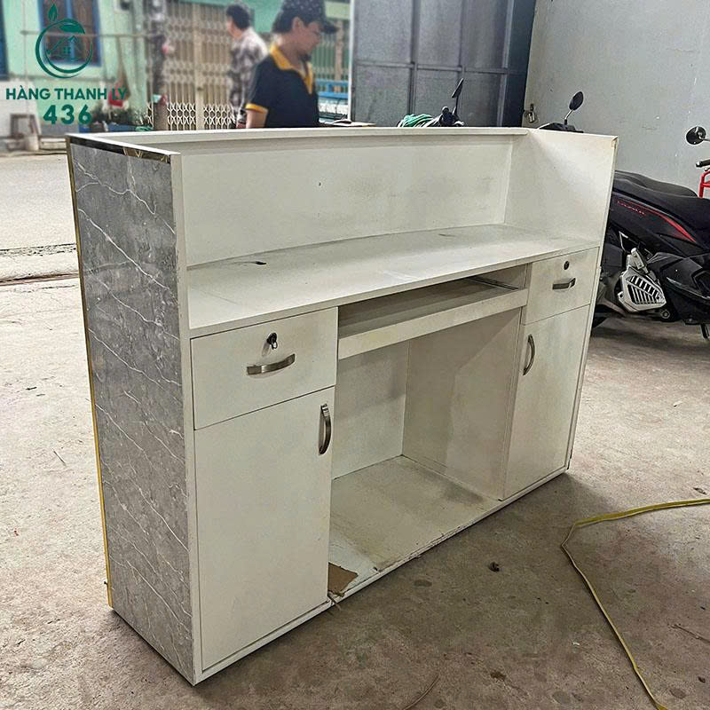 Quầy Lễ Tân Cũ 1M5X1M1 Màu Xám Phối Vàng Mặt Kính Sang Trọng quay-le-tan-cu-1m5x1m1-mau-xam-phoi-vang-mat-kinh-sang-trong-3 Quầy Lễ Tân Cũ 1M5X1M1 Màu Xám Phối Vàng Mặt Kính Sang Trọng