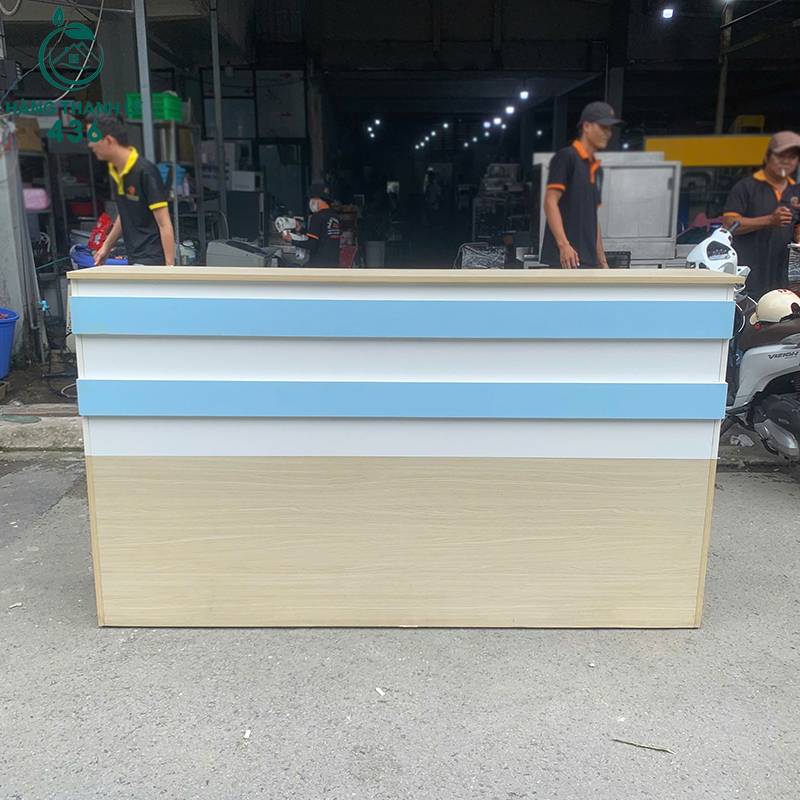 Quầy Lễ Tân Cũ 1M8X1M1 Nhỏ Gọn Màu Trắng Xanh Vân Gỗ Hiện Đại quay-le-tan-cu-1m8x1m1-nho-gon-mau-trang-xanh-van-go-hien-dai-2 Quầy Lễ Tân Cũ 1M8X1M1 Nhỏ Gọn Màu Trắng Xanh Vân Gỗ Hiện Đại