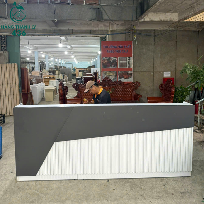 quay-le-tan-cu-2m8x1m2-mau-trang-den-phoi-hop-van-soc-2 Quầy Lễ Tân Cũ 2M8X1M2 Màu Trắng Đen Phối Hợp Vân Sọc