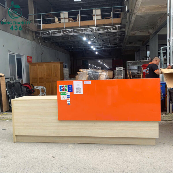 quay tiep tan cu 2m4x1m2 co hoc tu va ngan keo rong rai 2