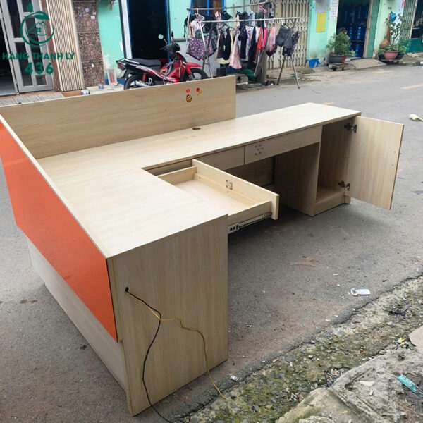 quay tiep tan cu 2m4x1m2 co hoc tu va ngan keo rong rai 4