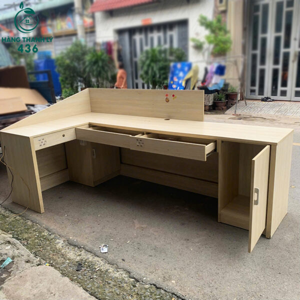 quay tiep tan cu 2m4x1m2 co hoc tu va ngan keo rong rai 6