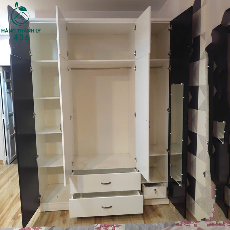 tu-quan-ao-cu-1m8x2m4-mau-den-trang-phoi-hop-sang-trong-1 Tủ Quần Áo Cũ 1M8X2M4 Màu Đen Trắng Phối Hợp Sang Trọng