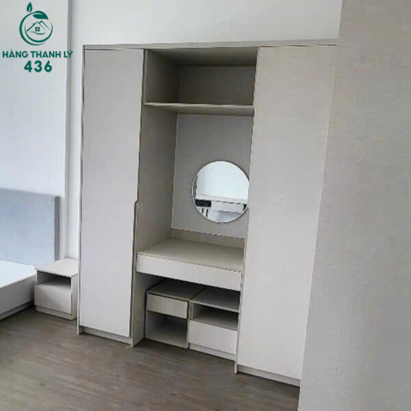 tu quan ao mau trang kem ban trang diem o giua 1