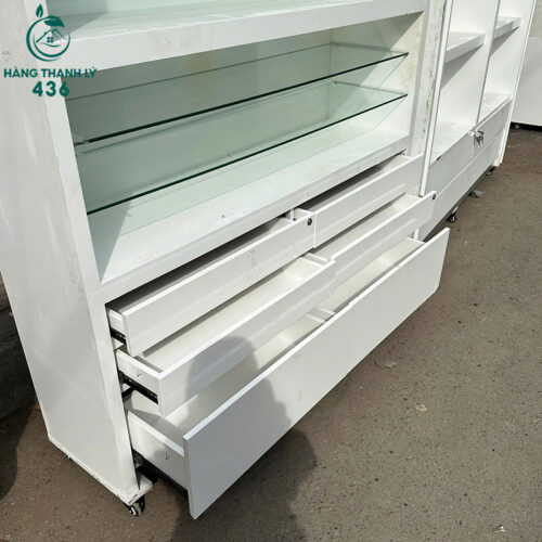 tu trung bay cu 1m5x2m4 co banh xe de di chuyen 2