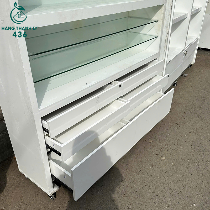 tu-trung-bay-cu-1m5x2m4-co-banh-xe-de-di-chuyen-2 Tủ Trưng Bày Cũ 1M5X2M4 Có Bánh Xe Dễ Di Chuyển