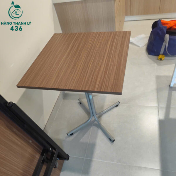 ban cafe cu mat go vuong gon gang