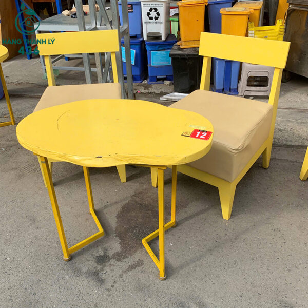 ban ghe cafe cu hinh elip mau vang chan sat 1