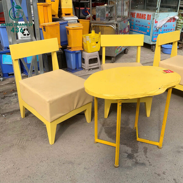 ban ghe cafe cu hinh elip mau vang chan sat 2