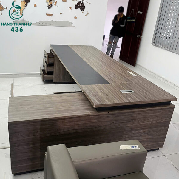 ban-giam-doc-cu-2m8x1m-thiet-ke-chu-l-kem-hoc-tu-phu (1) ban giam doc cu 2m8x1m thiet ke chu l kem hoc tu phu 1