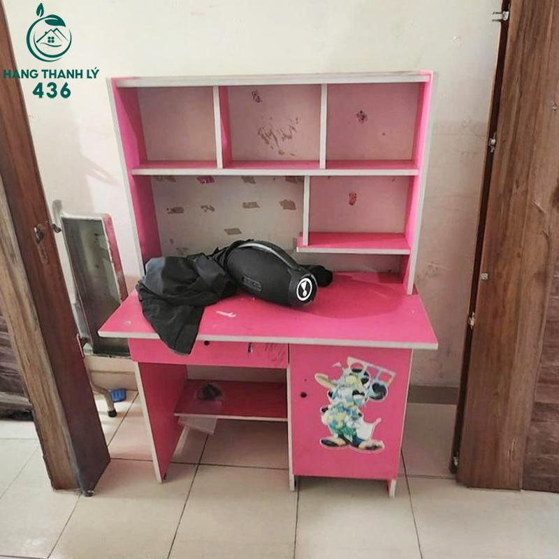 Bàn Học Cũ Cho Bé Gái Màu Hồng Có Kệ Sách Rộng Rãi ban-hoc-cu-cho-be-gai-mau-hong-co-ke-sach-rong-rai Bàn Học Cũ Cho Bé Gái Màu Hồng Có Kệ Sách Rộng Rãi