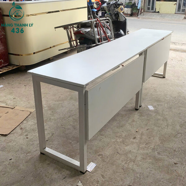 ban hop cu 2m4x50cmx75cm mau trang co yem che chan 1