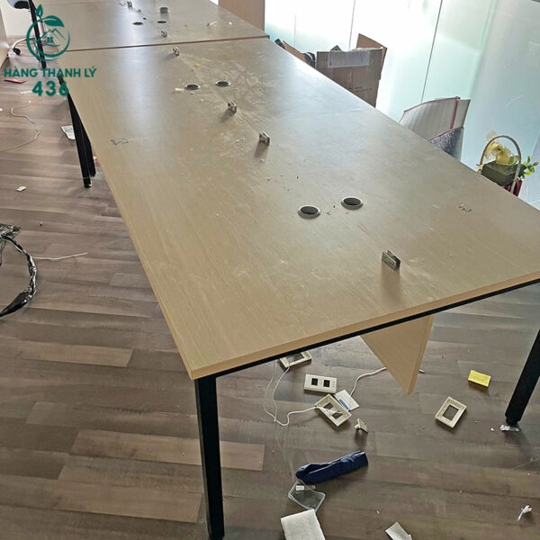 Bàn Họp Cũ 2M5X1M2 Màu Gỗ Sáng Có Lỗ Đi Dây Điện