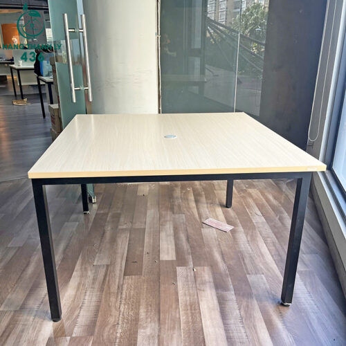 Bàn Họp Cũ Vuông 1M2X1M2 Chân Sắt Chắc Chắn Mặt Gỗ Sáng