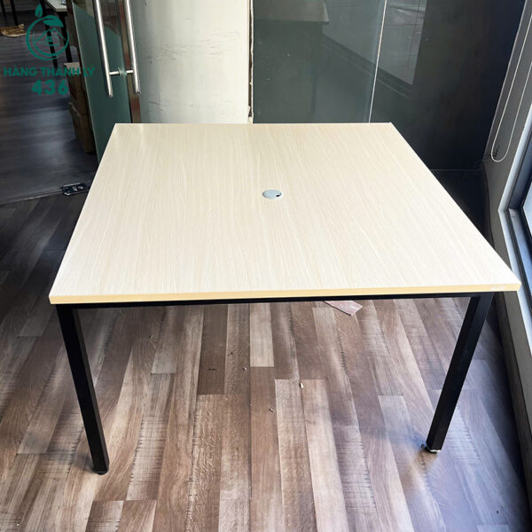 ban-hop-cu-vuong-1m2x1m2-chan-sat-chac-chan-mat-go-sang (2) Bàn Họp Cũ Vuông 1M2X1M2 Chân Sắt Chắc Chắn Mặt Gỗ Sáng