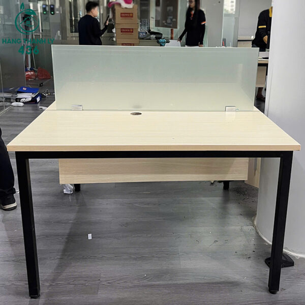 ban-lam-viec-cu-1m2x1m2-co-vach-kinh-che-tinh-te (1) ban lam viec cu 1m2x1m2 co vach kinh che tinh te 1