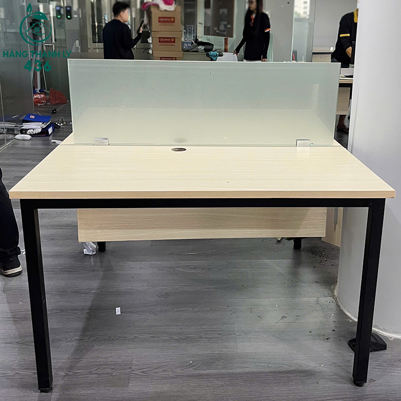 Bàn Làm Việc Cũ 1M2X1M2 Có Vách Kính Che Tinh Tế ban-lam-viec-cu-1m2x1m2-co-vach-kinh-che-tinh-te-1 Bàn Làm Việc Cũ 1M2X1M2 Có Vách Kính Che Tinh Tế