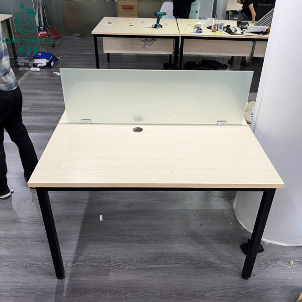 ban-lam-viec-cu-1m2x1m2-co-vach-kinh-che-tinh-te (2) ban lam viec cu 1m2x1m2 co vach kinh che tinh te 2