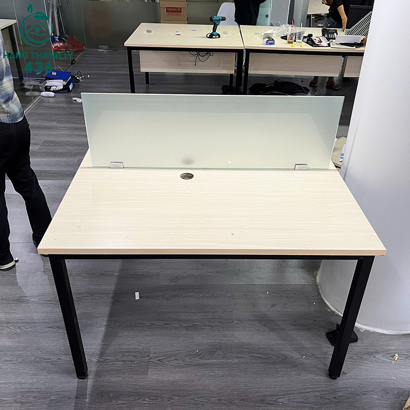 Bàn Làm Việc Cũ 1M2X1M2 Có Vách Kính Che Tinh Tế ban-lam-viec-cu-1m2x1m2-co-vach-kinh-che-tinh-te-2 Bàn Làm Việc Cũ 1M2X1M2 Có Vách Kính Che Tinh Tế