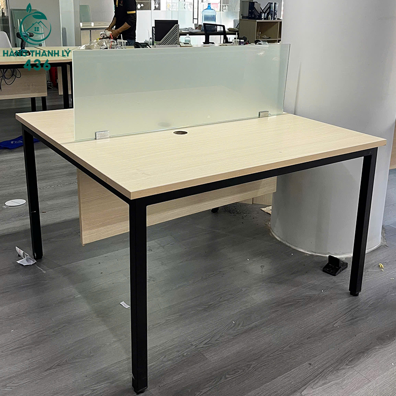 Bàn Làm Việc Cũ 1M2X1M2 Có Vách Kính Che Tinh Tế ban-lam-viec-cu-1m2x1m2-co-vach-kinh-che-tinh-te-3 Bàn Làm Việc Cũ 1M2X1M2 Có Vách Kính Che Tinh Tế