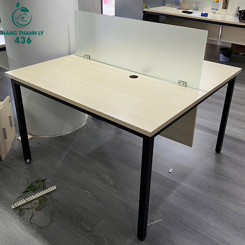 Bàn Làm Việc Cũ 1M2X1M2 Có Vách Kính Che Tinh Tế ban-lam-viec-cu-1m2x1m2-co-vach-kinh-che-tinh-te-4 Bàn Làm Việc Cũ 1M2X1M2 Có Vách Kính Che Tinh Tế