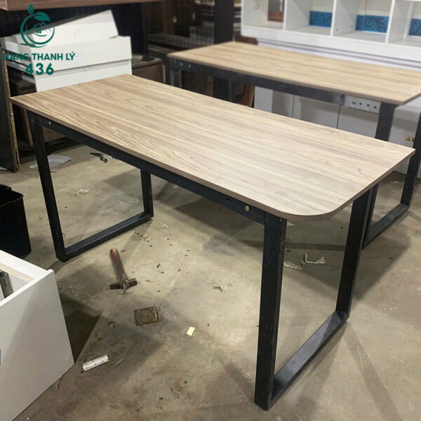 ban lam viec cu 1m4x59cm mat van go nau chan sat chu u 1