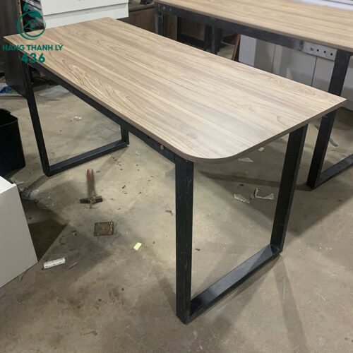 ban lam viec cu 1m4x59cm mat van go nau chan sat chu u 2