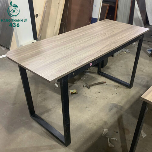 ban lam viec cu 1m4x59cm mat van go nau chan sat chu u 3