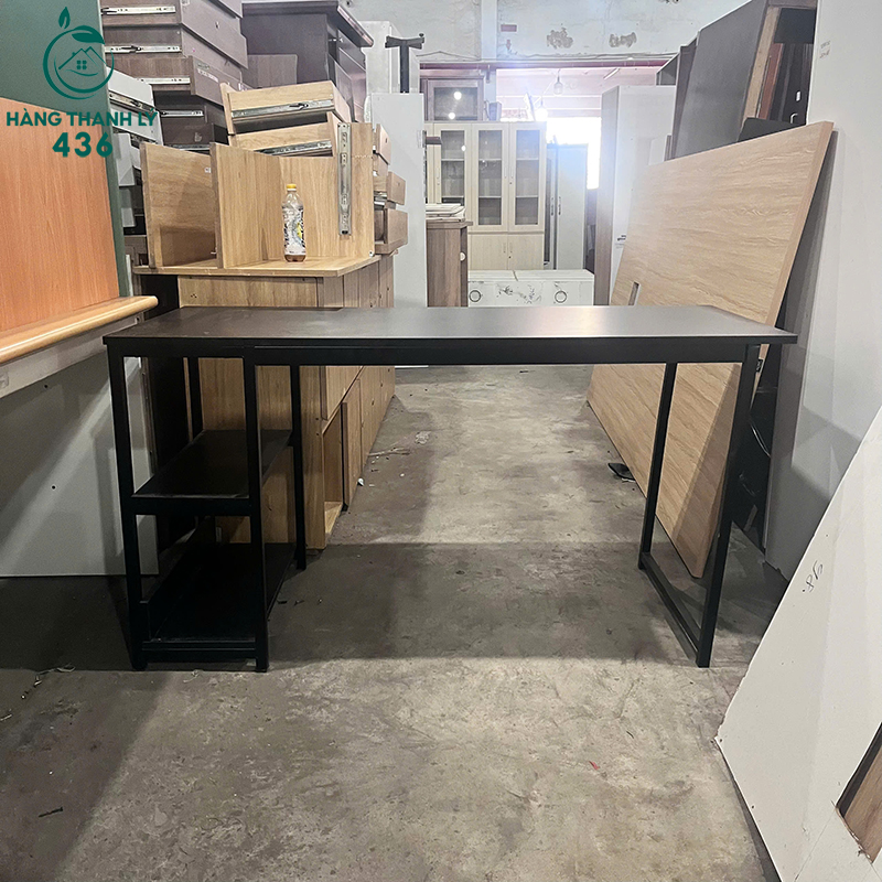 Bàn Làm Việc Cũ 1M4X60CM Màu Đen Kèm Kệ Bên Hông ban-lam-viec-cu-1m4x60cm-mau-den-kem-ke-ben-hong-1 Bàn Làm Việc Cũ 1M4X60CM Màu Đen Kèm Kệ Bên Hông