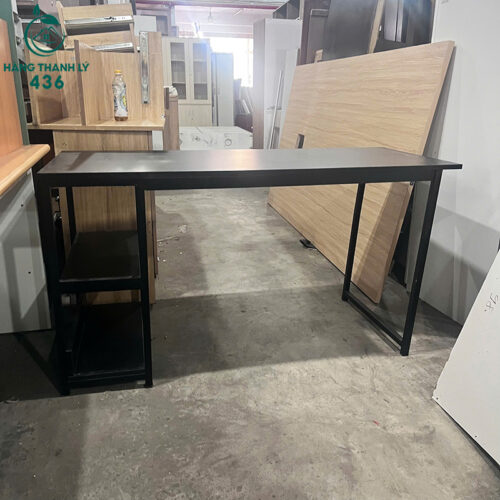 Bàn Làm Việc Cũ 1M4X60CM Màu Đen Kèm Kệ Bên Hông 2 ban lam viec cu 1m4x60cm mau den kem ke ben hong 2