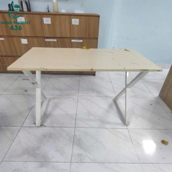 ban-lam-viec-cu-chan-sat-chu-x-mat-go-mau-van-sang Bàn Làm Việc Cũ Chân Sắt Chữ X Mặt Gỗ Màu Vân Sáng